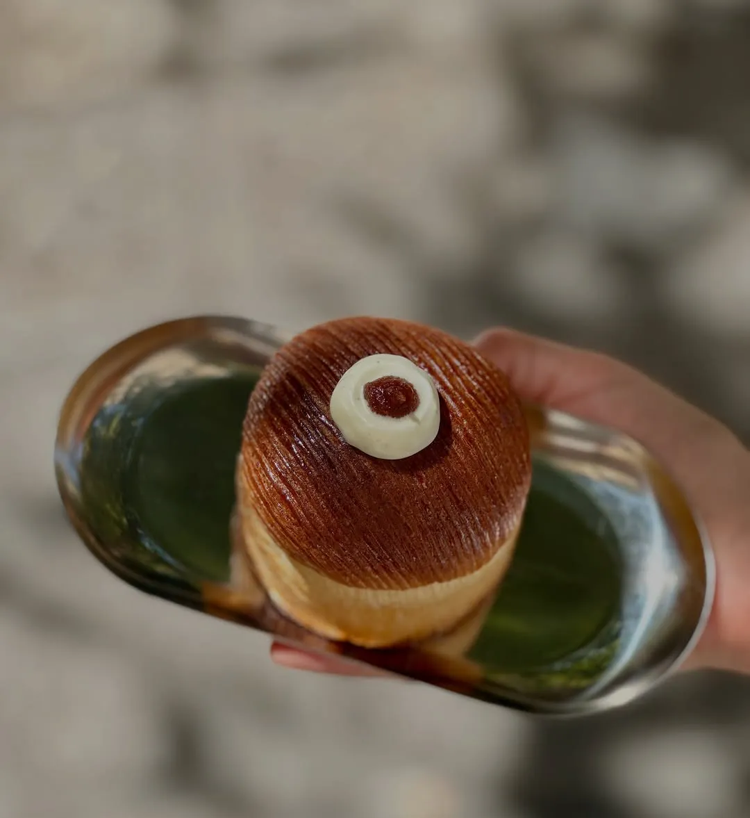 Cruffin de mantequilla de manzana y salvia