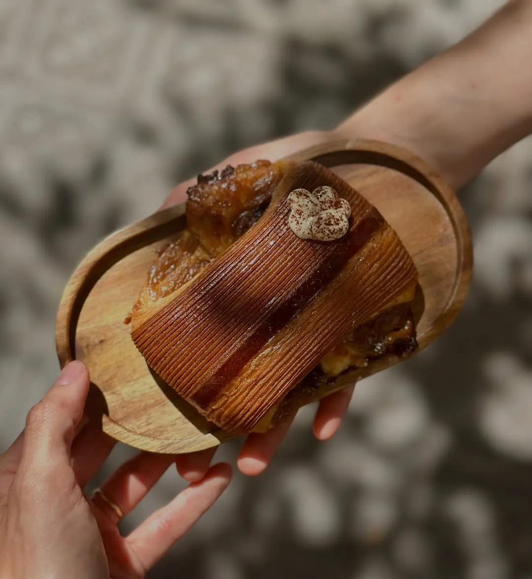 Croissant bicolor Tiramisú sobre una bandeja de madera