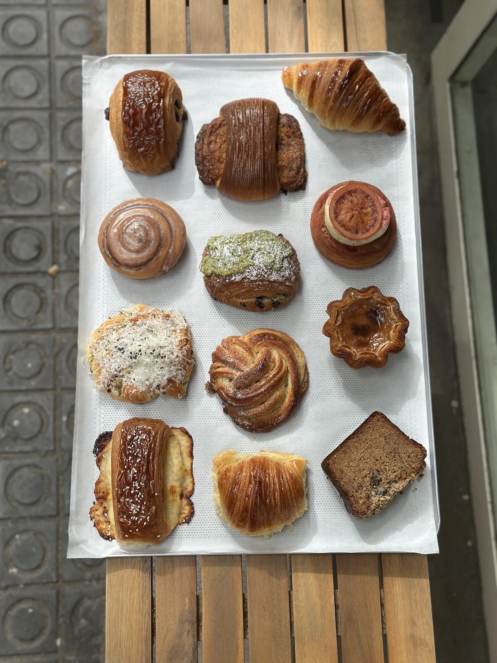 Bandeja con la bollería de Prima Salvaje: croissant, pain au chocolat, rollos y más