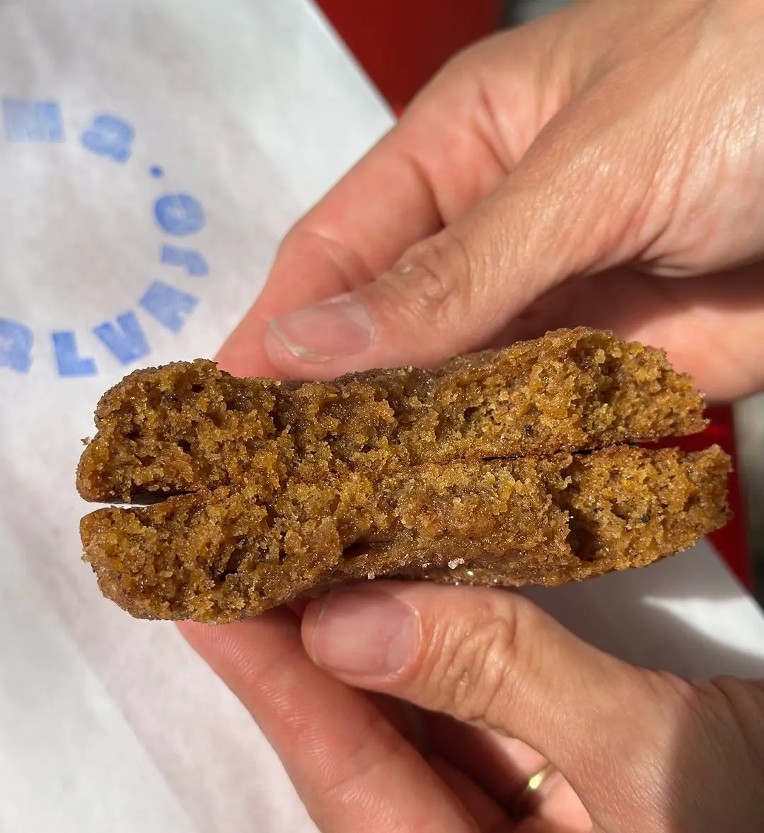 Cookie de calabaza rostizada y especias partida por la mitad