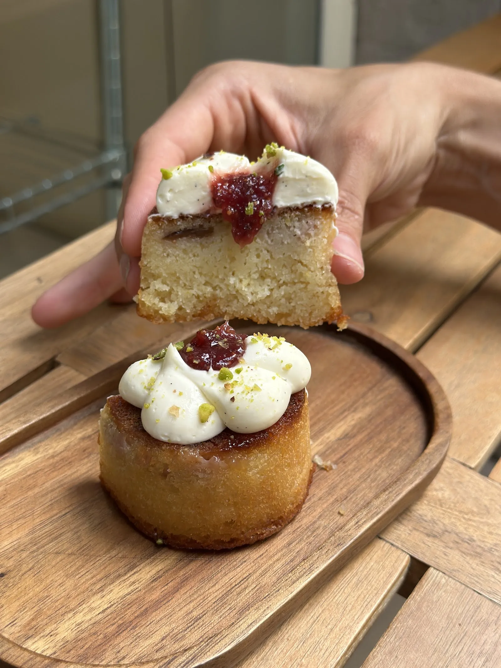 Bizcocho de higos y aceite de oliva con mascarpone y mermelada de higos, partido por la mitad
